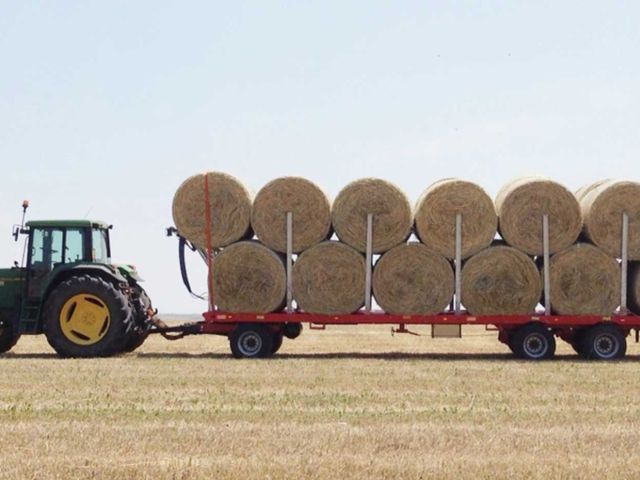 Pianale biasse Bonsegna con ralla sul campo trainato da trattore