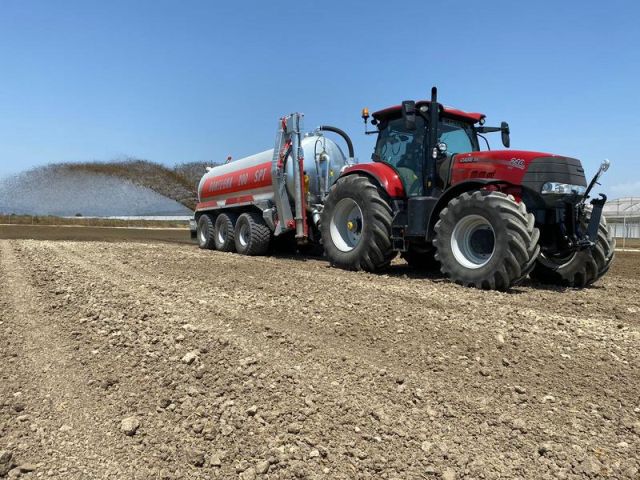 Carrobotte tridem Bonsegna rosso trainato da trattore sul campo